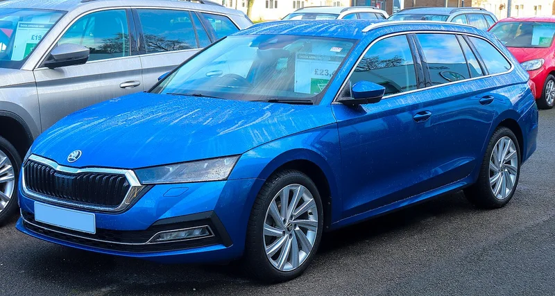 Škoda Octavia IV Combi, estate car, front three-quarter view